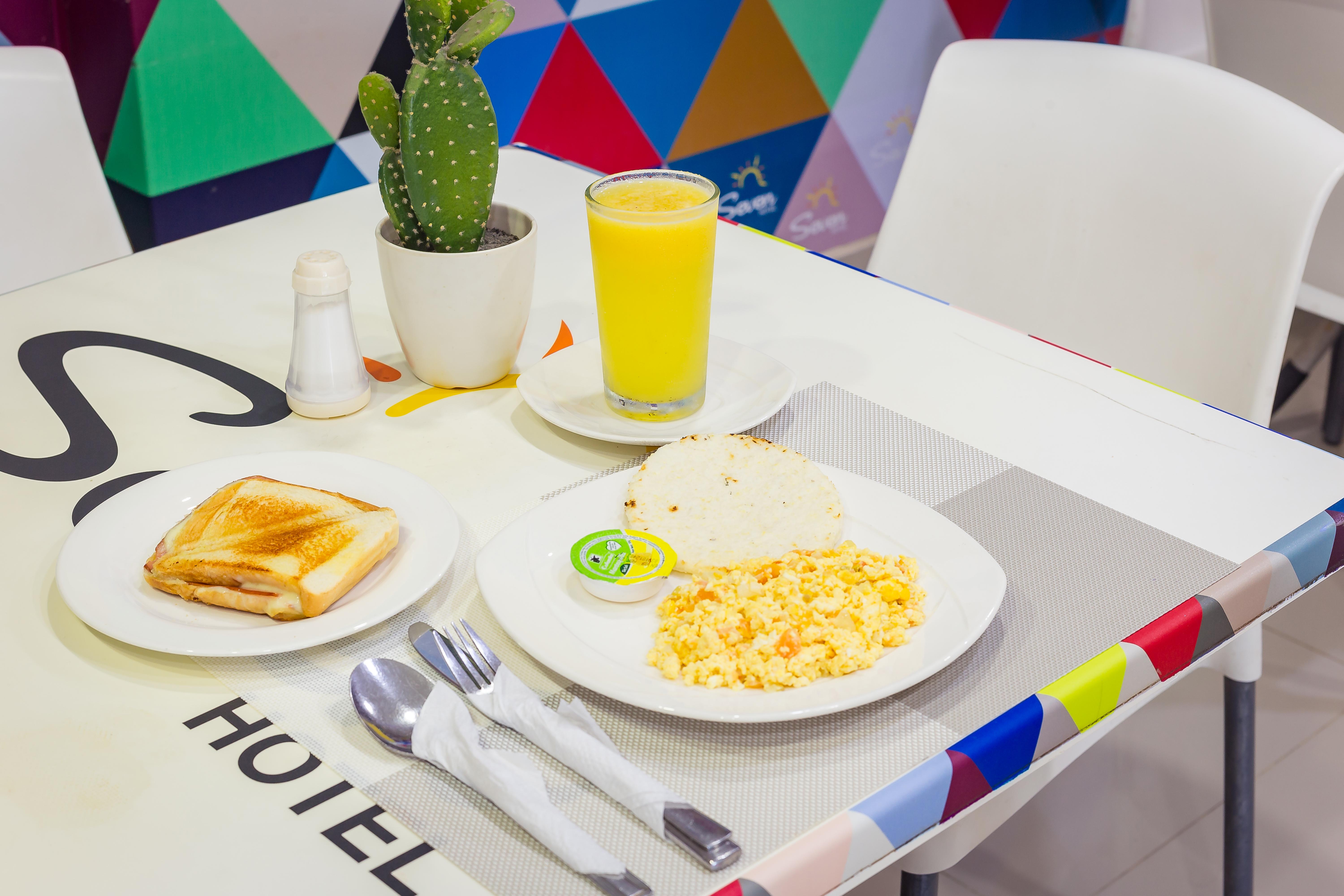 Hotel Seven Монтерія Екстер'єр фото