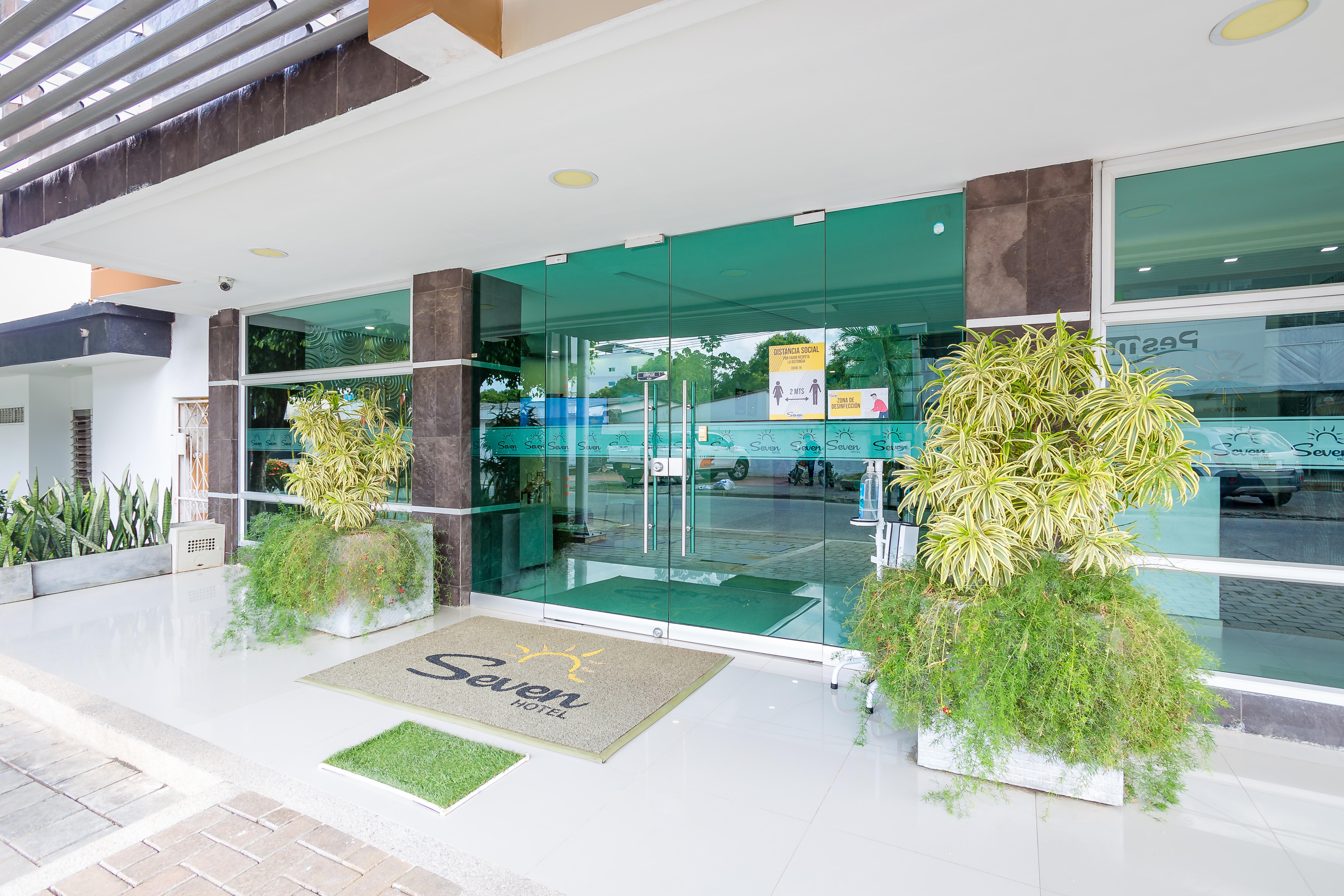Hotel Seven Монтерія Екстер'єр фото