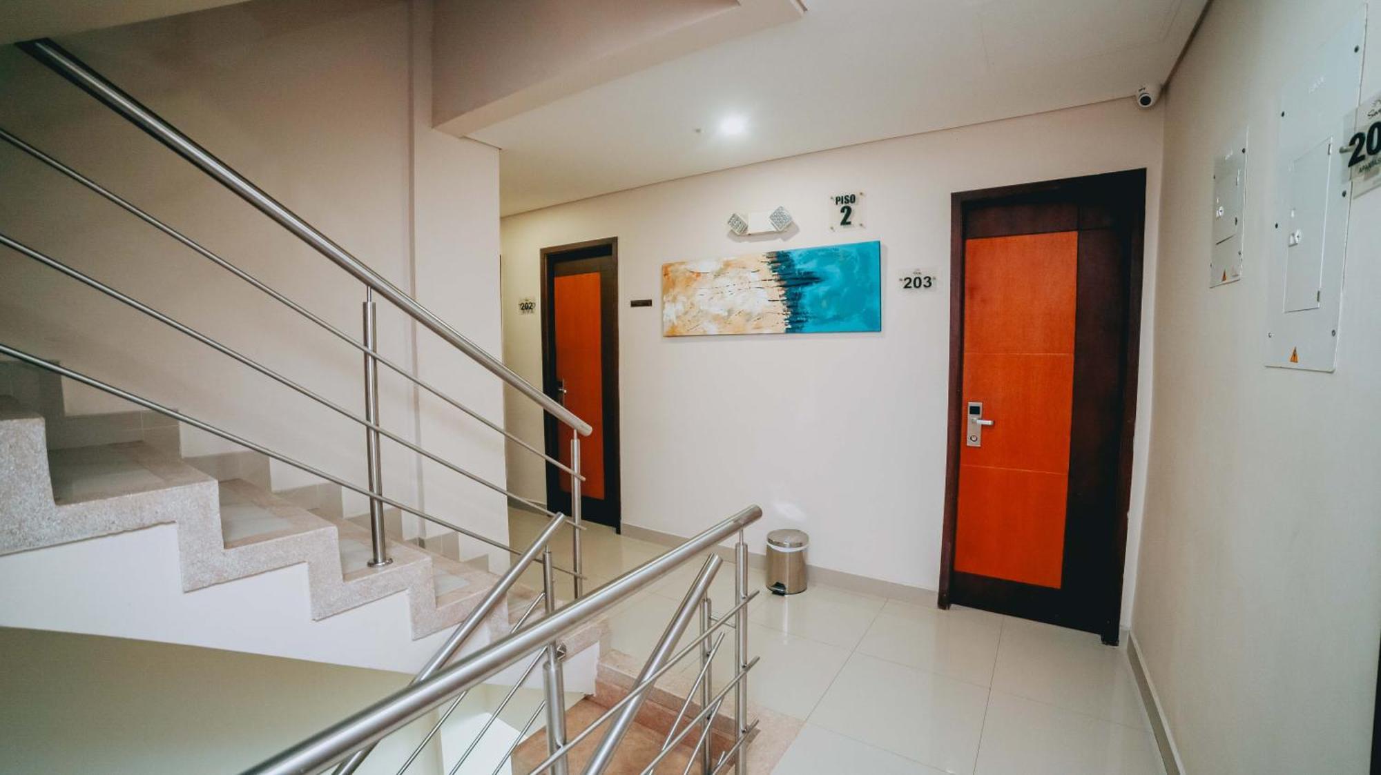 Hotel Seven Монтерія Екстер'єр фото